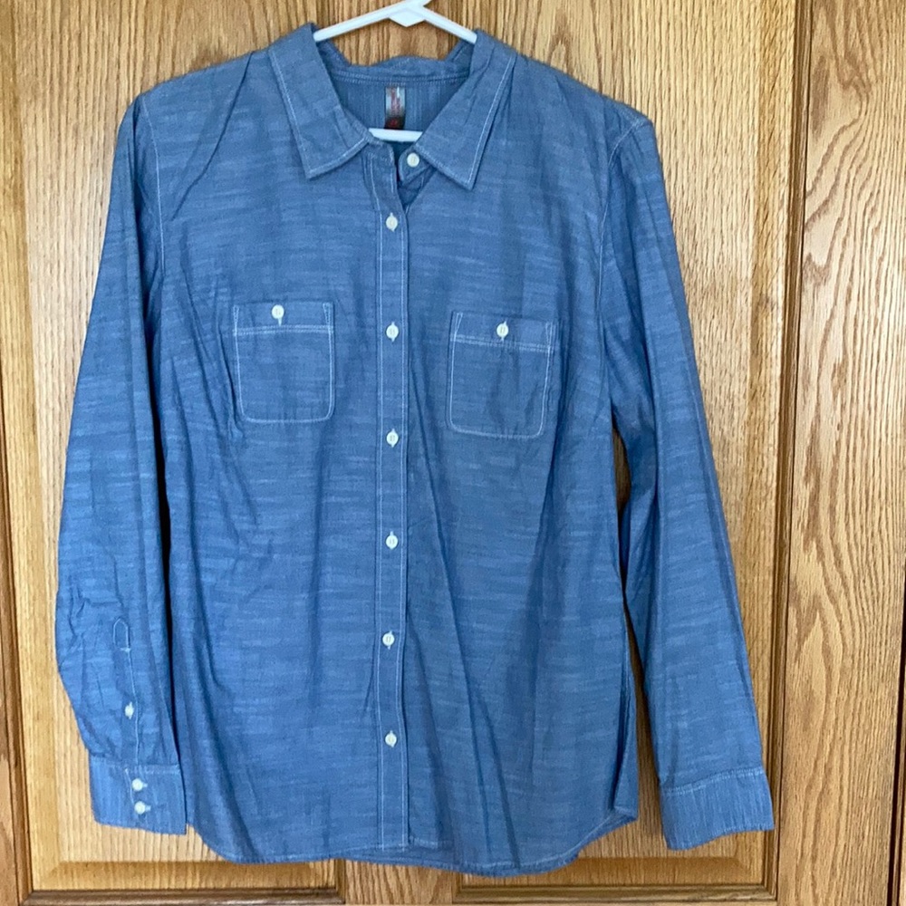 District made ladies button down shirt nwot